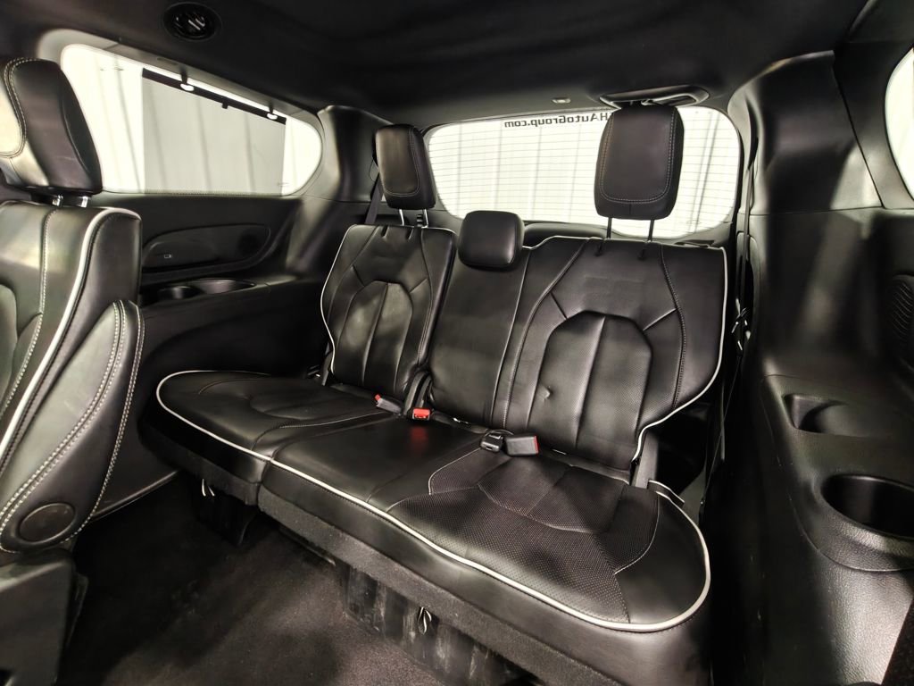Used 2025 Chrysler Pacifica Limited image 32