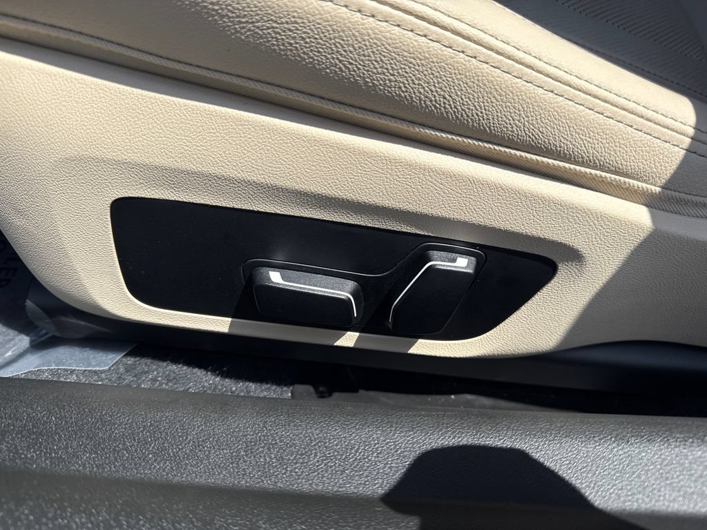 Used 2025 BMW 230i Coupe w/ Convenience Package RWD image 21