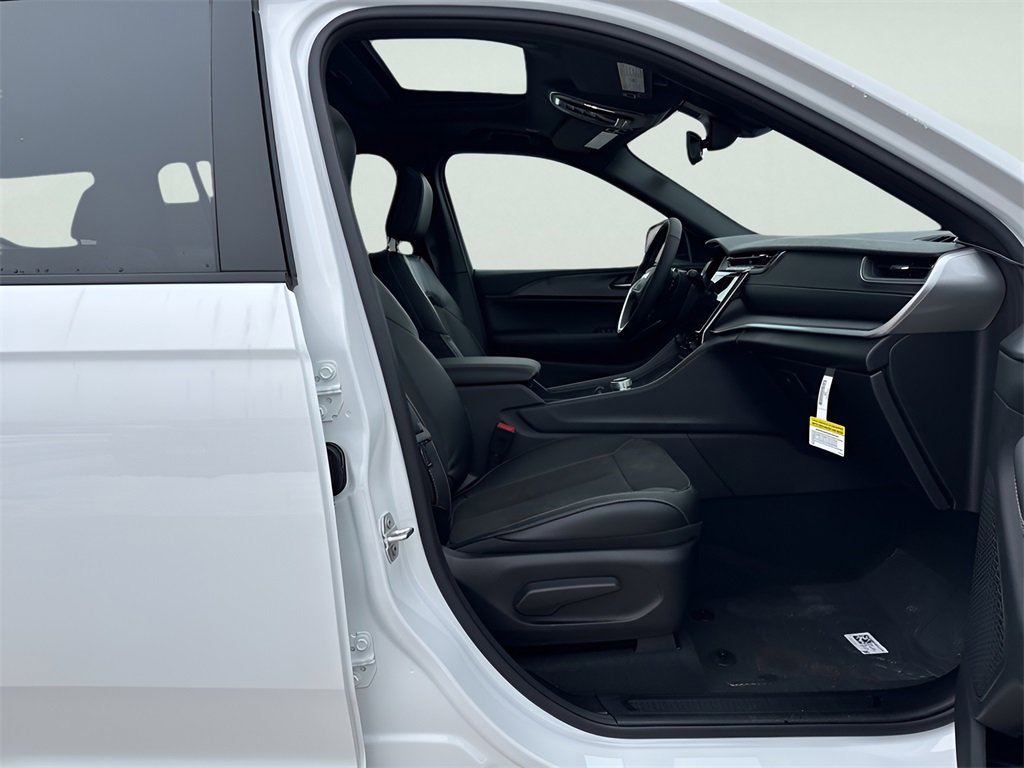 New 2025 Jeep Grand Cherokee L Altitude image 11