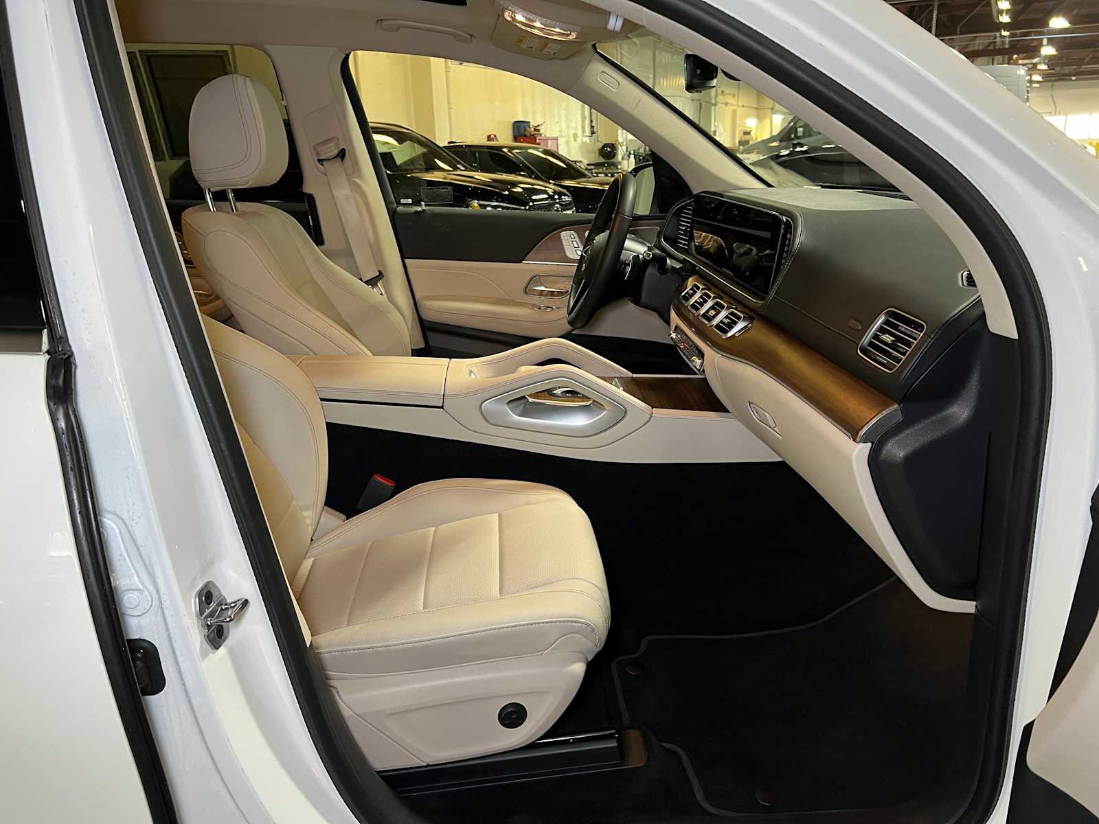 Used 2025 Mercedes-Benz GLS 450 4MATIC image 12