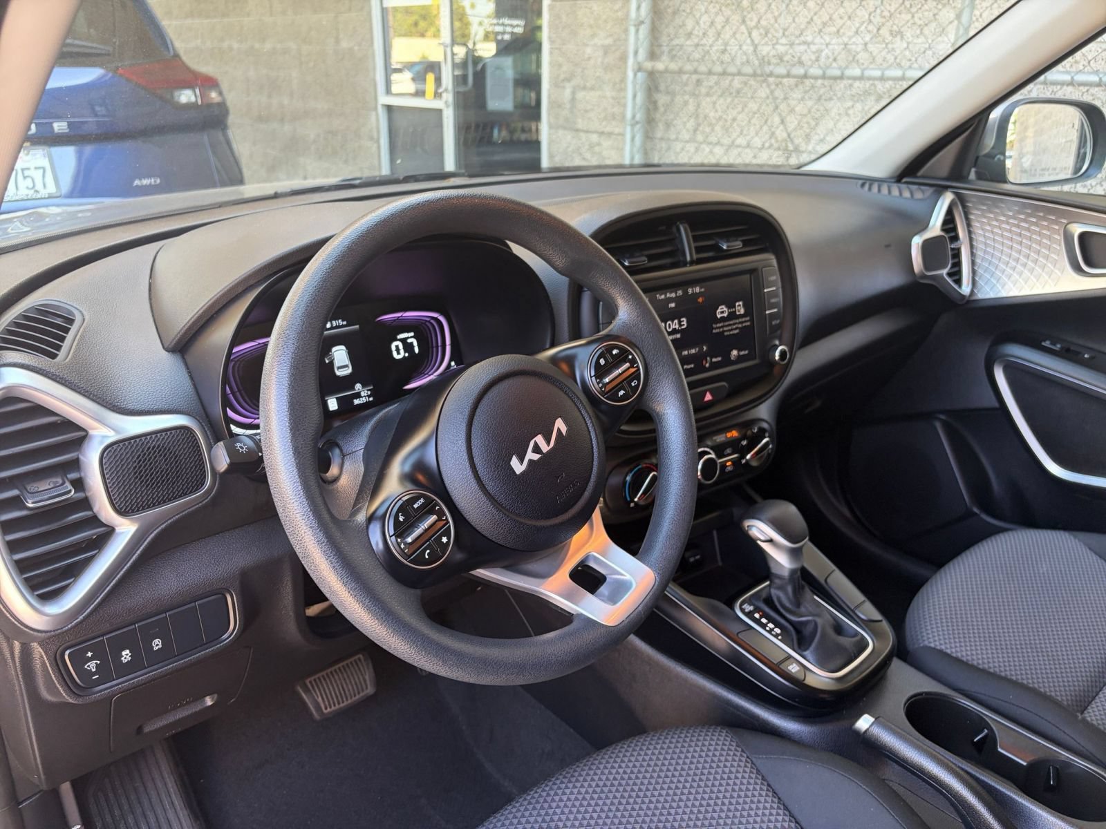 Used 2025 Kia Soul LX w/ LX Technology Package FWD image 32