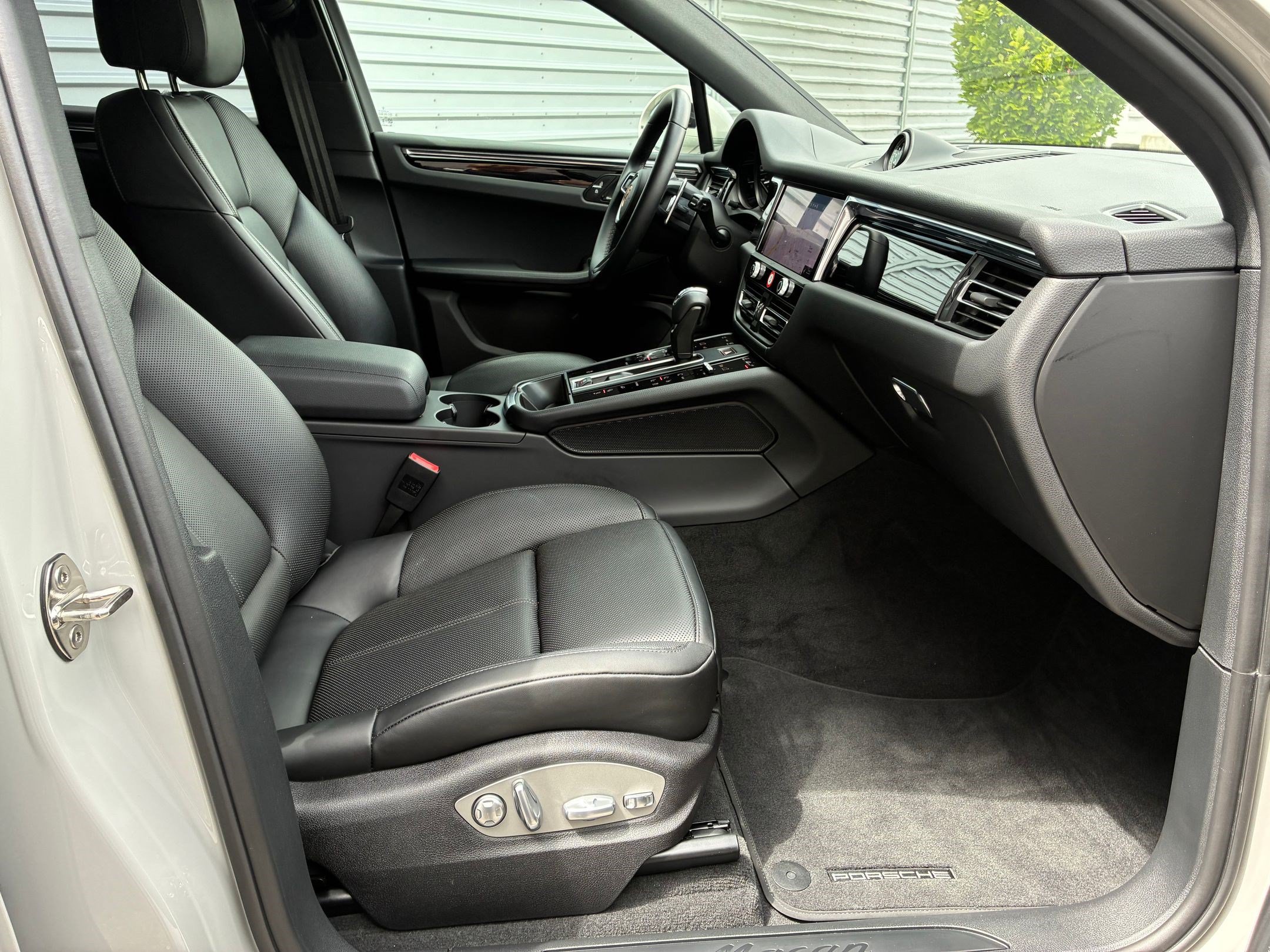 Used 2025 Porsche Macan AWD/4WD image 30