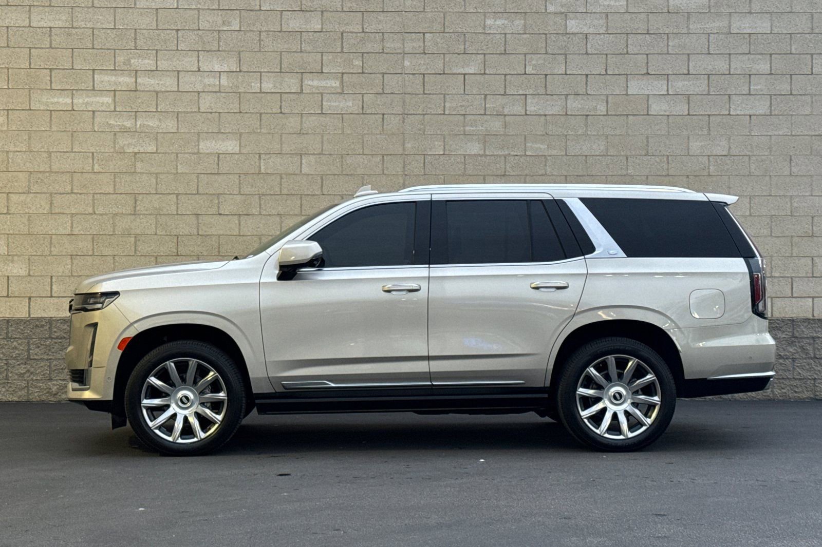 Certified 2024 Cadillac Escalade Premium Luxury Platinum w/ Heavy-Duty Trailer Package image 7