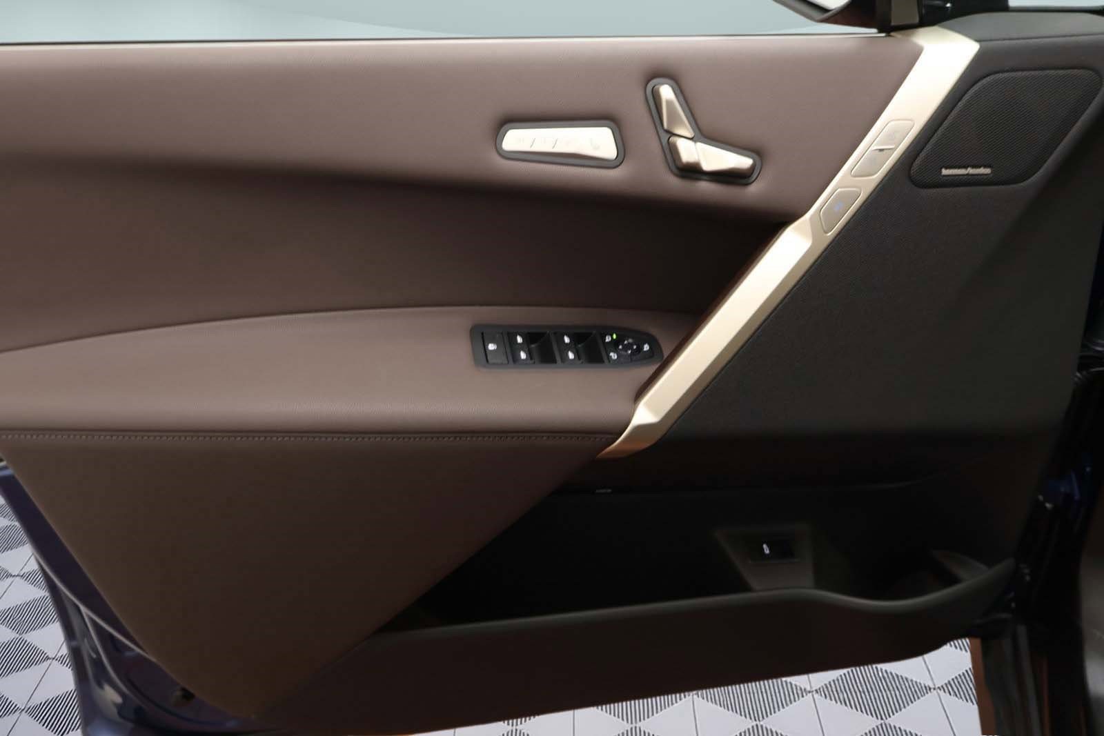 Used 2025 BMW iX xDrive50 w/ Premium Package image 10