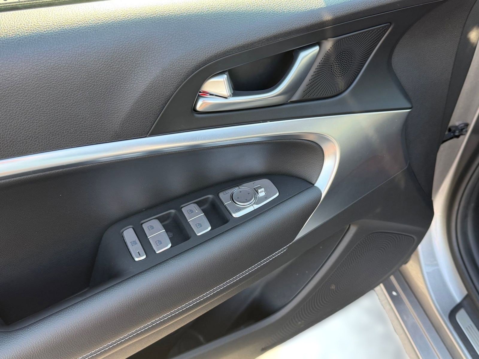 Used 2025 Genesis G70 2.5T image 21