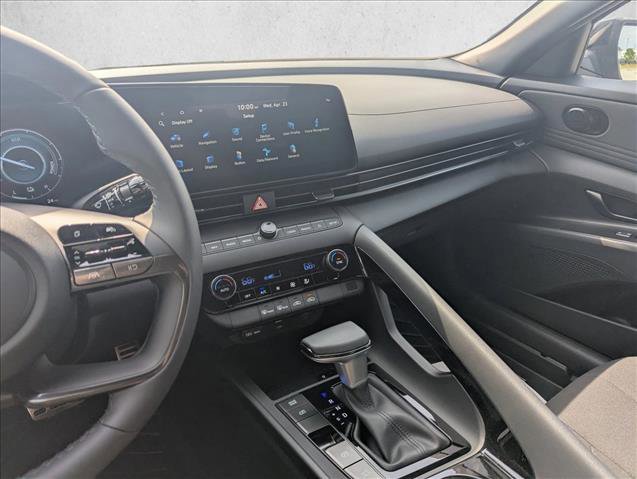 Certified 2025 Hyundai Elantra SEL image 17
