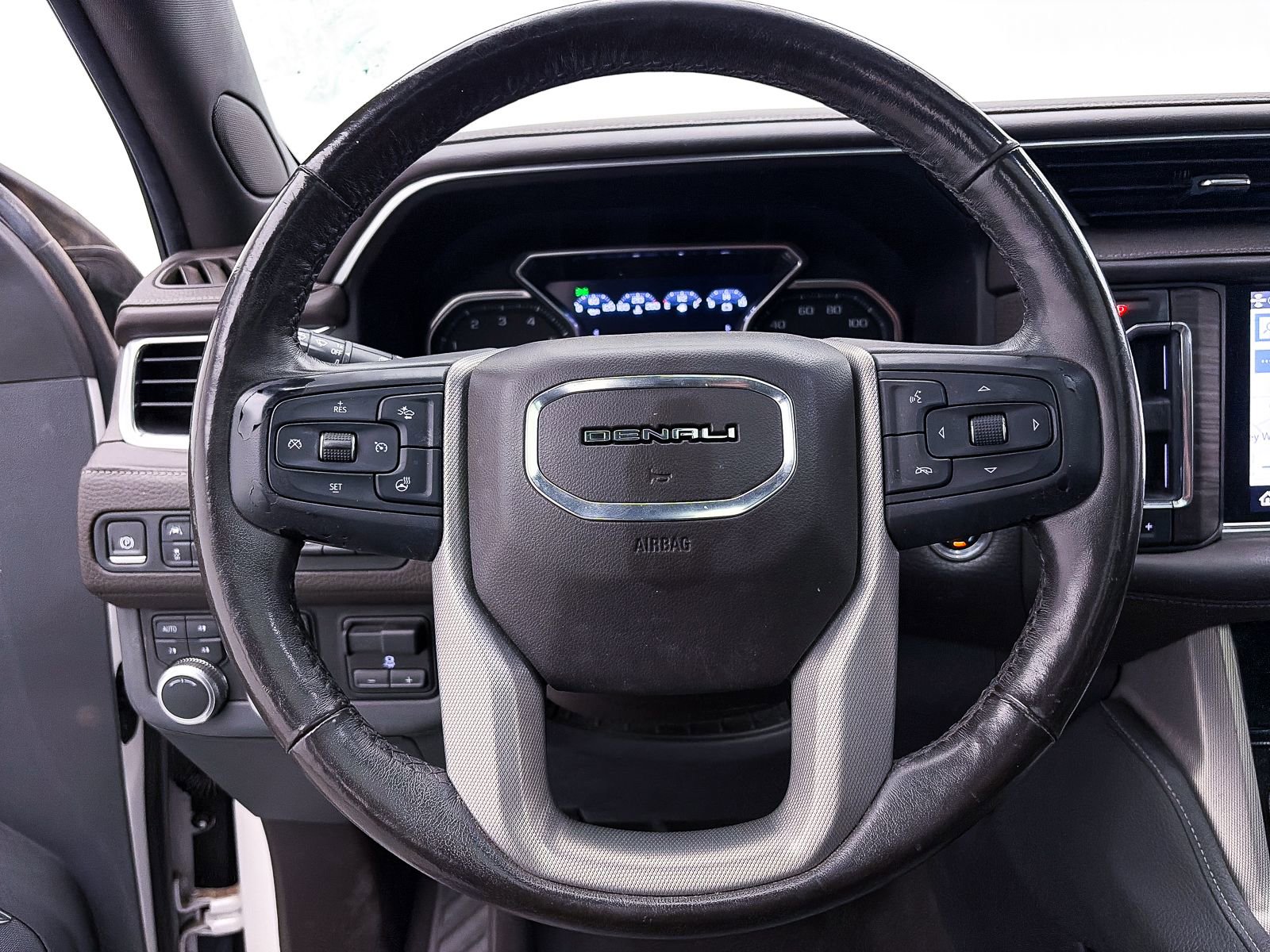 Used 2021 GMC Yukon XL Denali w/ Denali Premium Package image 31