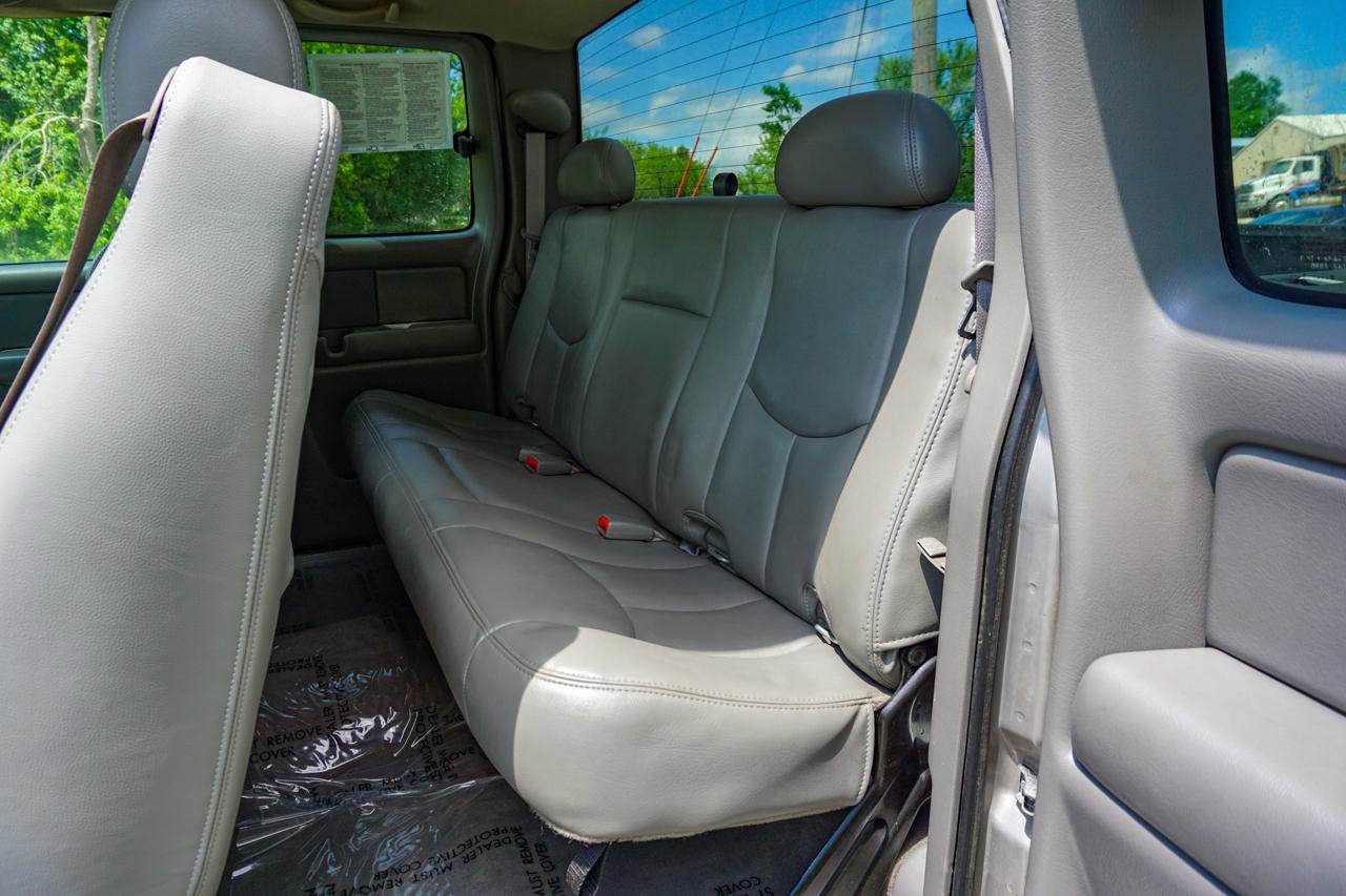Used 2005 GMC Sierra 2500 SLT w/ Heavy-Duty Power Package AWD/4WD image 17