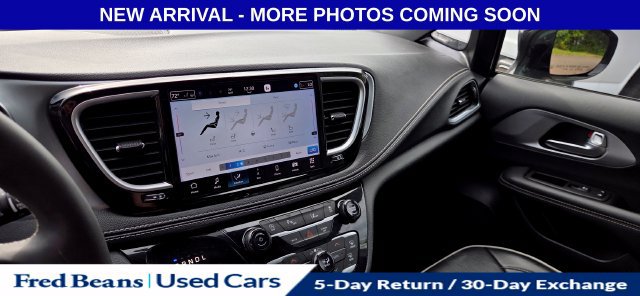 Used 2025 Chrysler Pacifica Limited FWD image 17