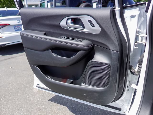 Used 2025 Chrysler Pacifica Limited FWD image 17