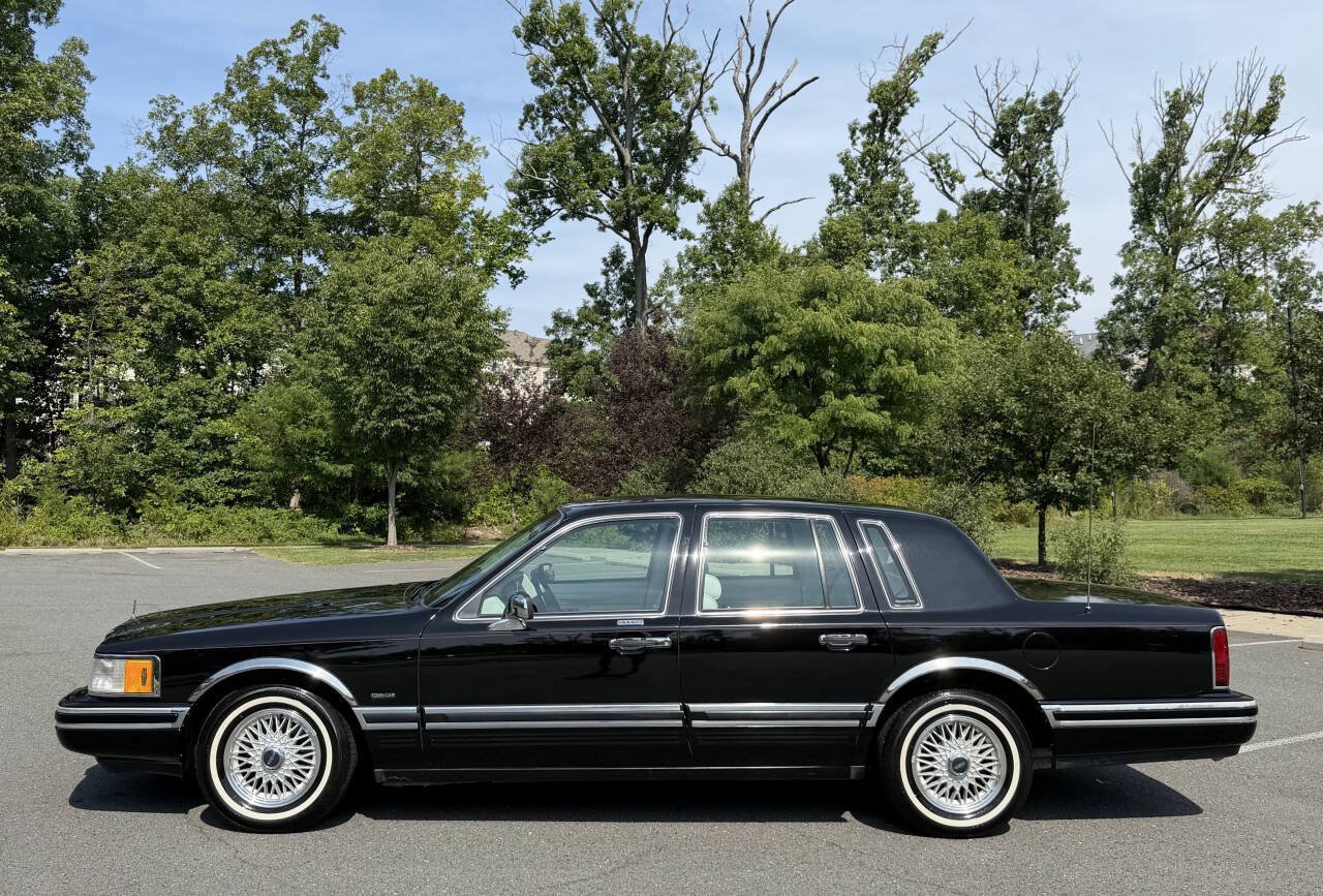 Used 1994 Lincoln Town Car Signature RWD image 2