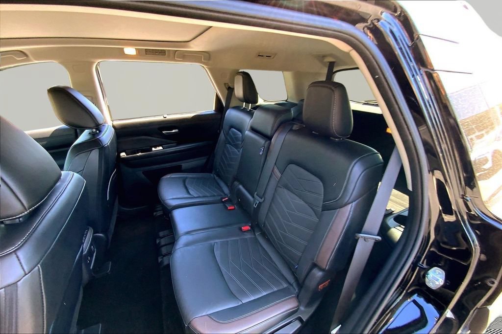 Used 2023 Nissan Pathfinder Platinum w/ Black Appearance Package AWD/4WD image 16