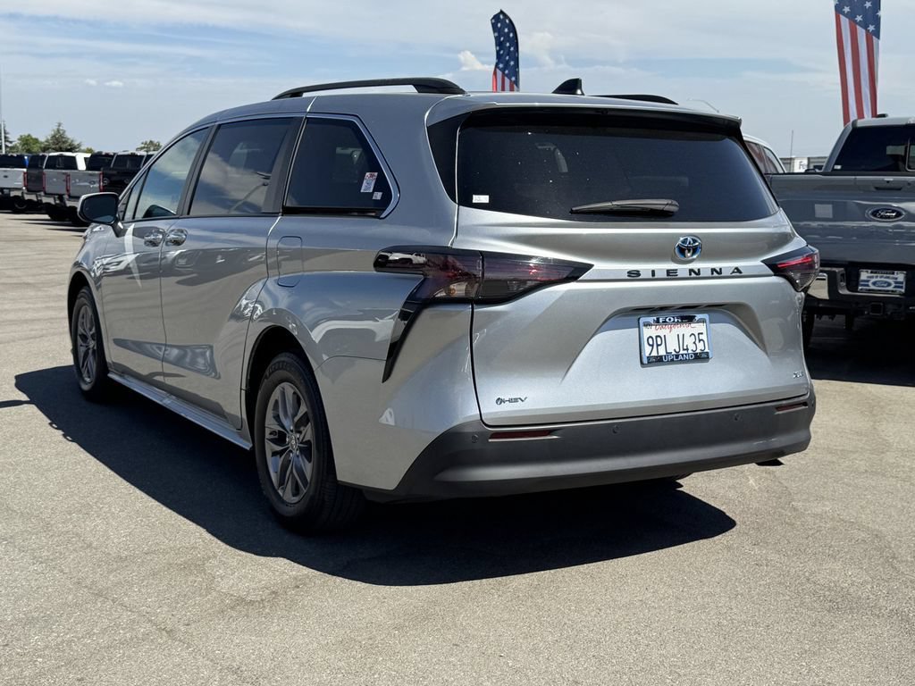 Used 2025 Toyota Sienna XLE FWD image 5