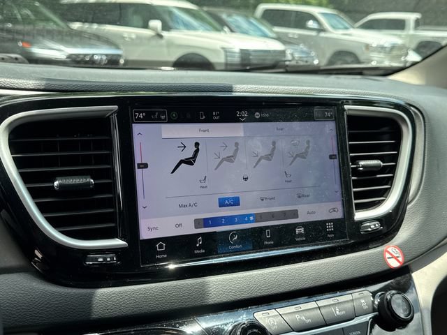 Used 2024 Chrysler Pacifica Touring-L FWD image 22