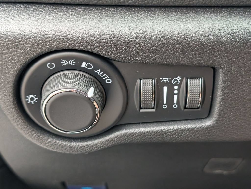New 2027 Chrysler Pacifica Select FWD image 14
