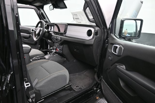 Used 2024 Jeep Wrangler Unlimited AWD/4WD image 17