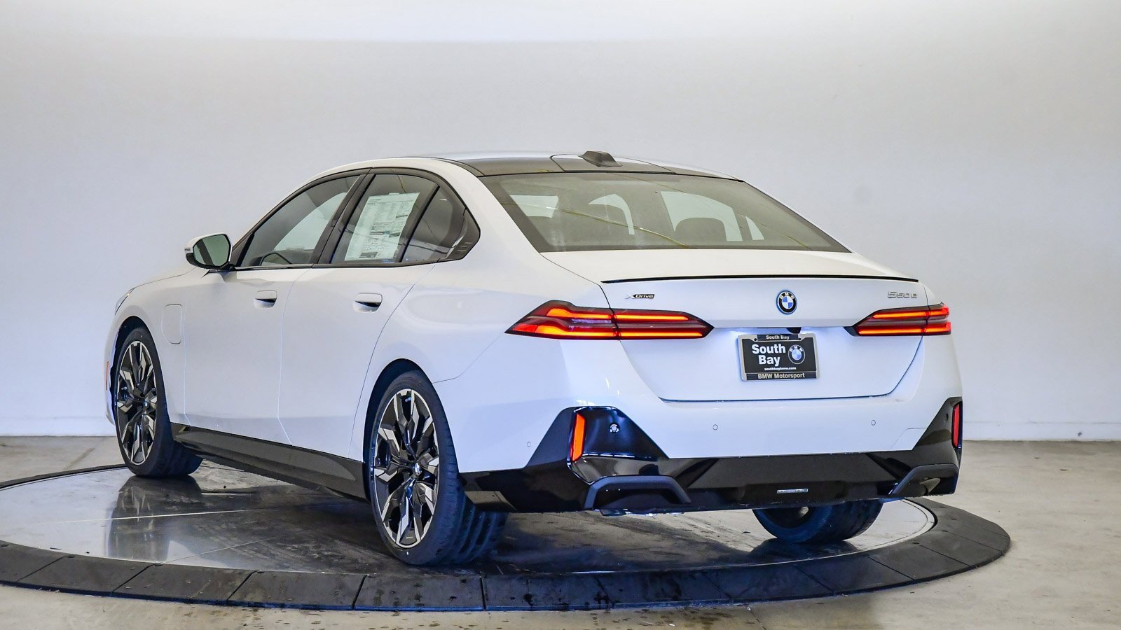 New 2026 BMW 550e xDrive image 2