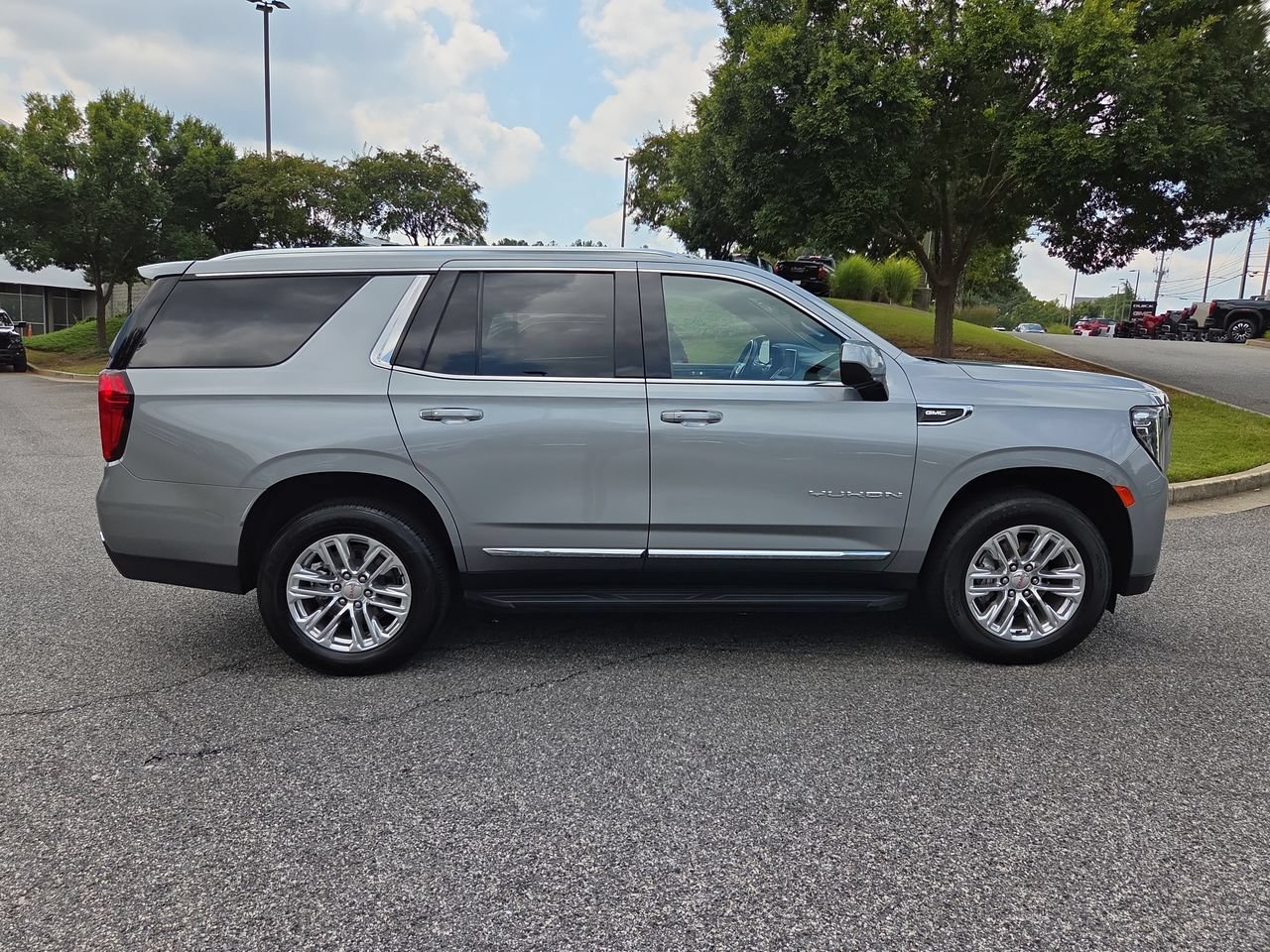 Used 2023 GMC Yukon SLT RWD image 9