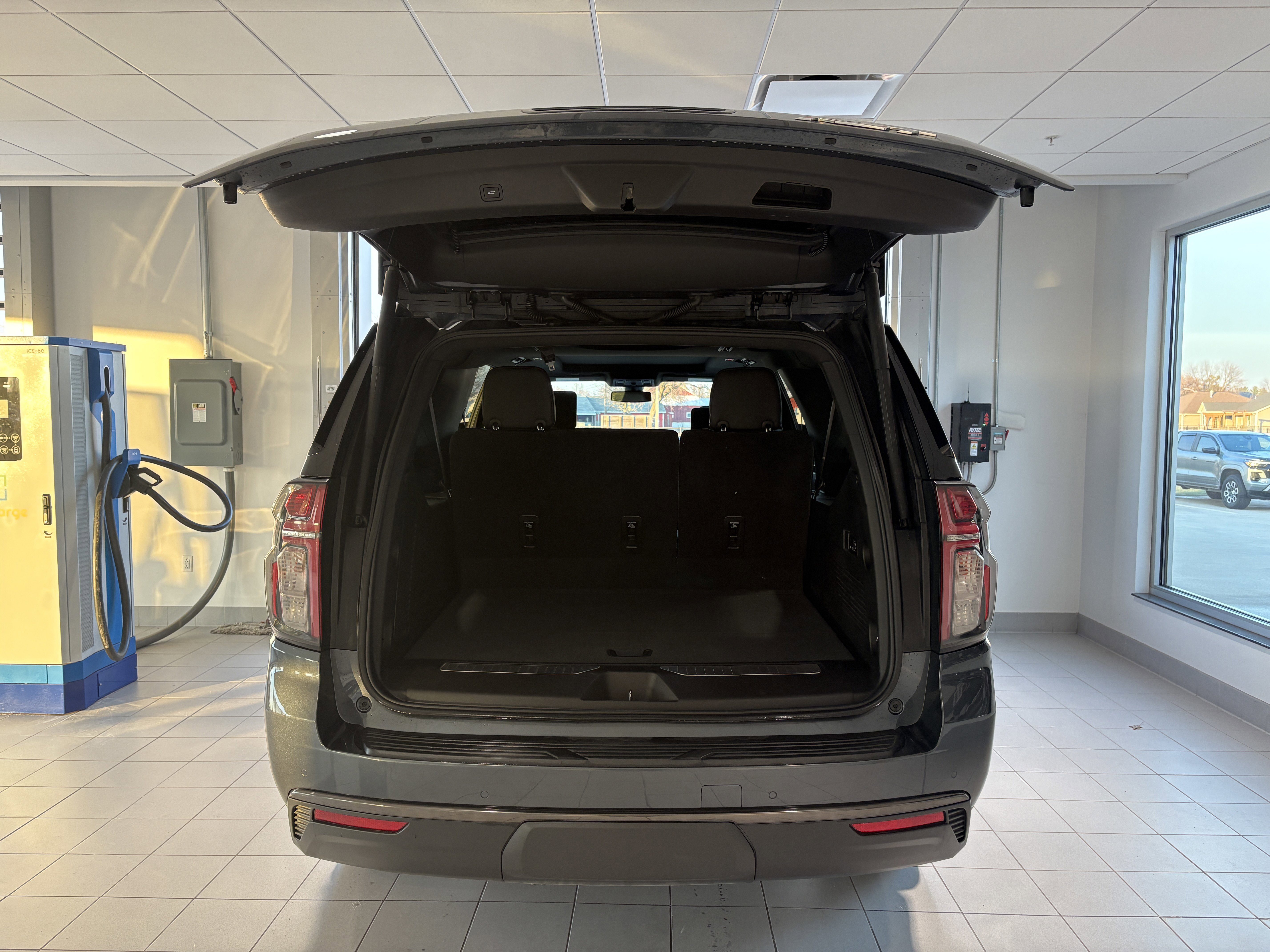 Used 2021 Chevrolet Suburban RST w/ Luxury Package image 6