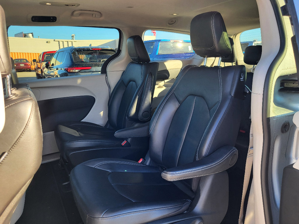 Used 2024 Chrysler Pacifica Select image 8