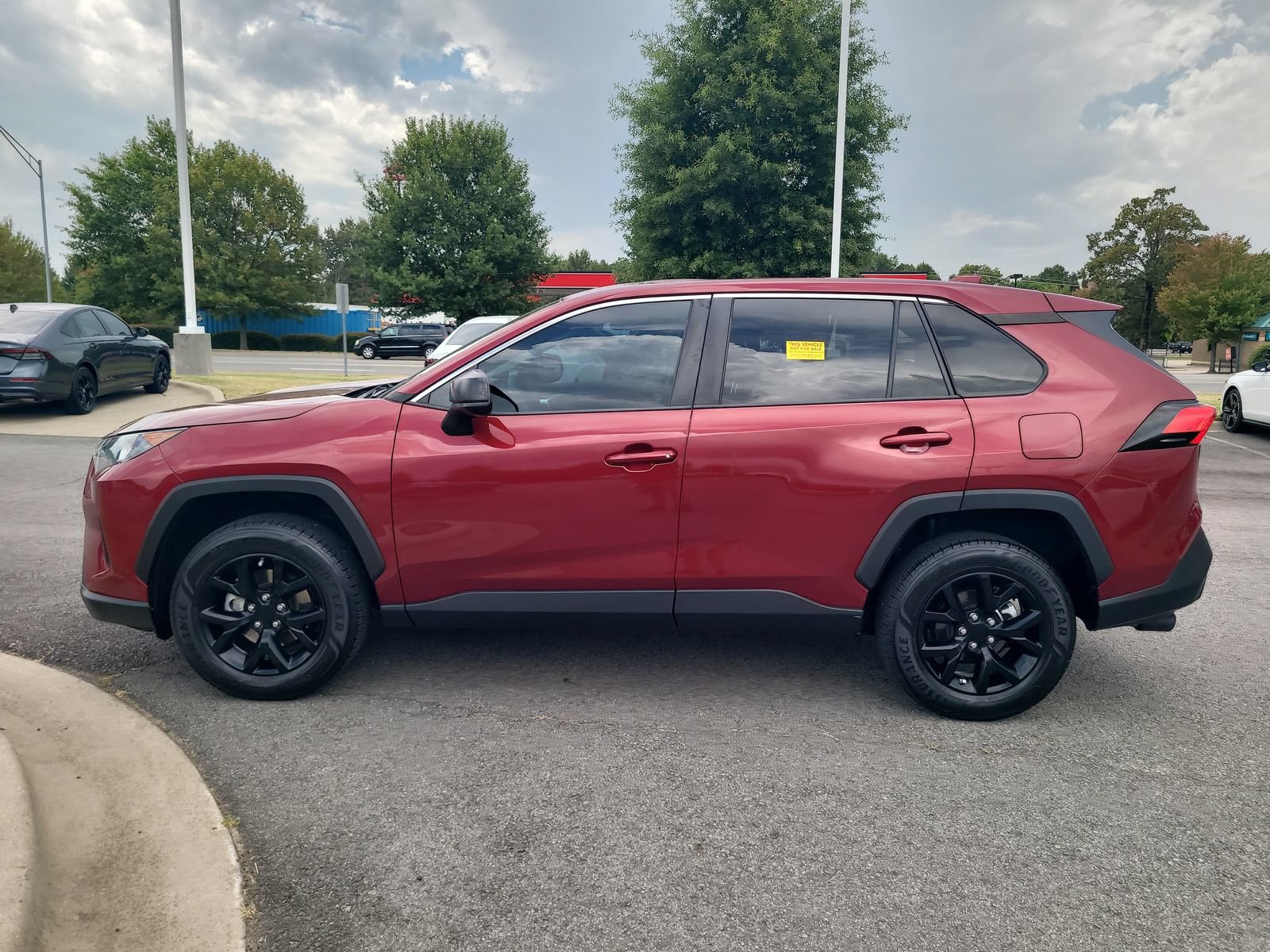 Used 2022 Toyota RAV4 LE AWD/4WD image 6