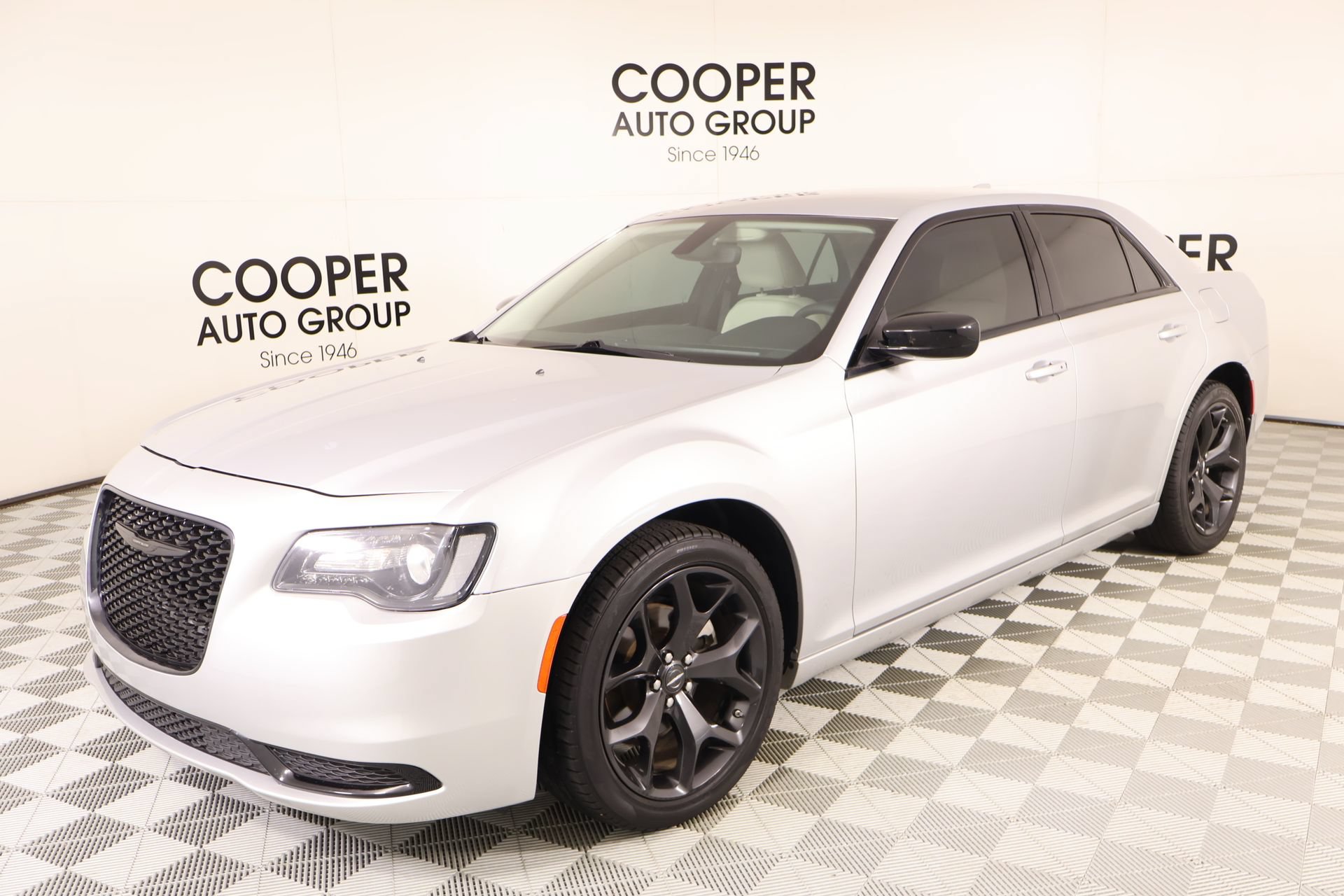 Used 2023 Chrysler 300 Touring w/ Sport Appearance Package RWD image 9
