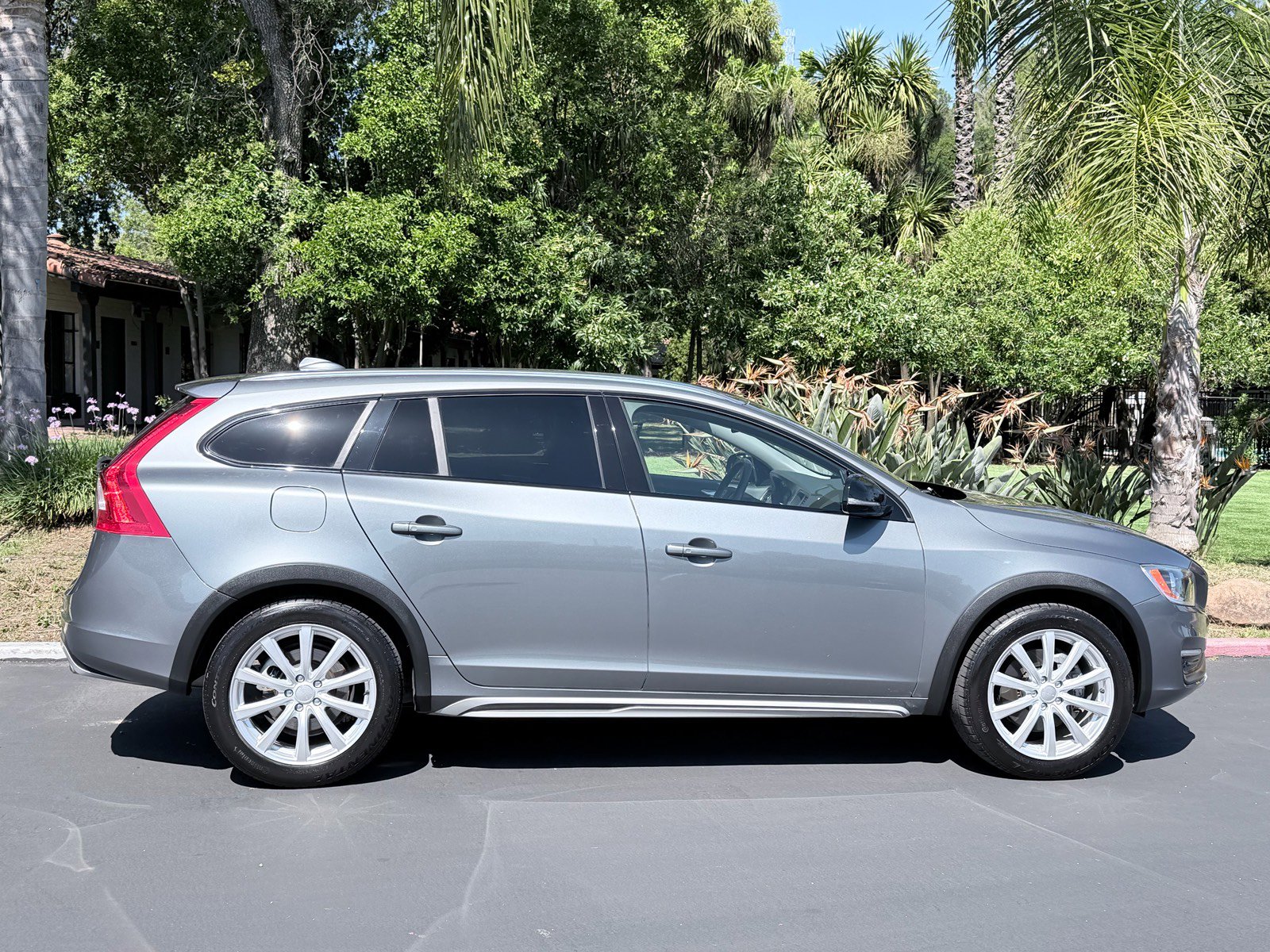 Used 2016 Volvo V60 T5 Cross Country w/ Convenience Package AWD/4WD image 5