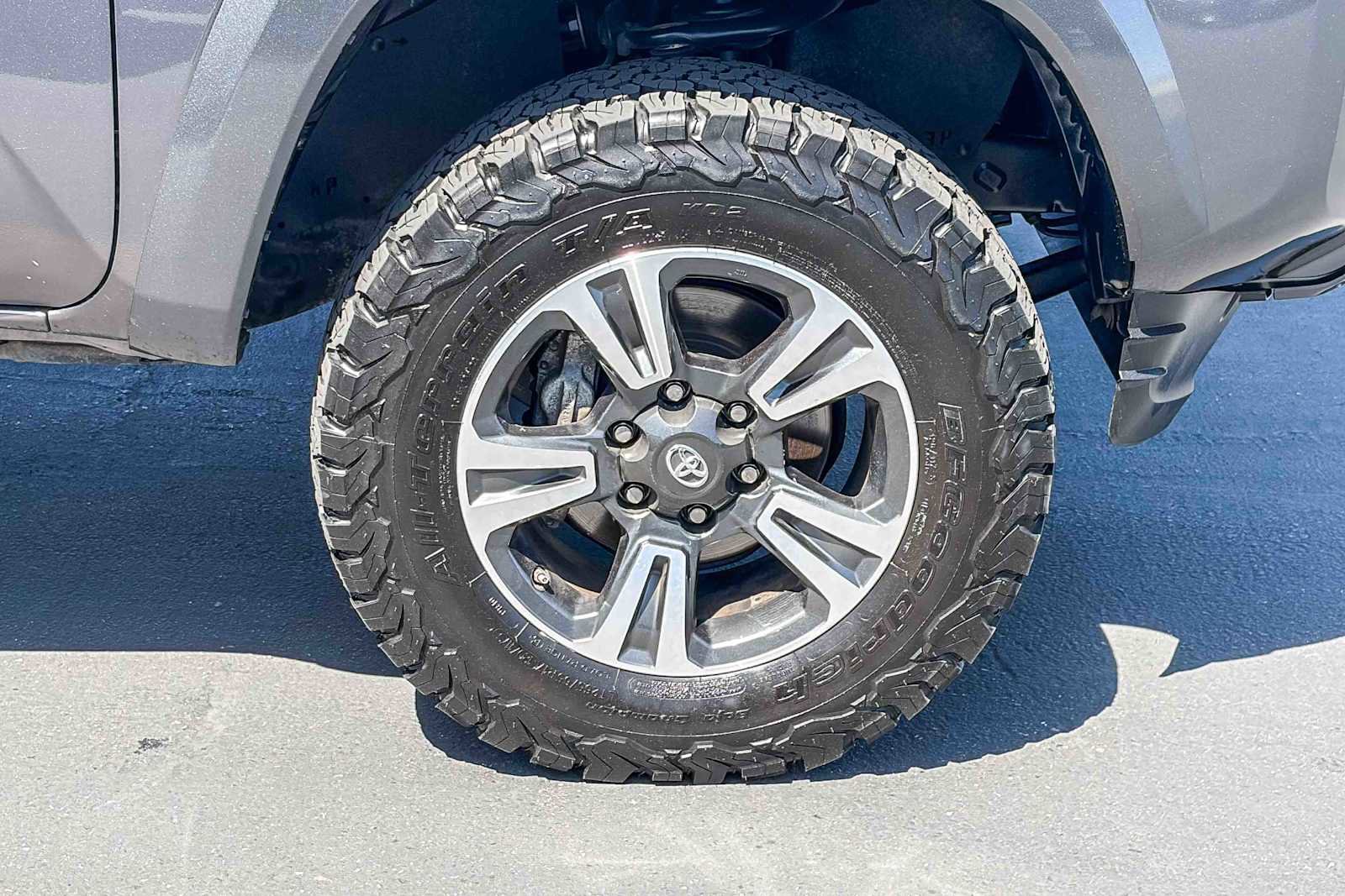 Used 2018 Toyota Tacoma TRD Sport w/ Technology Package image 9