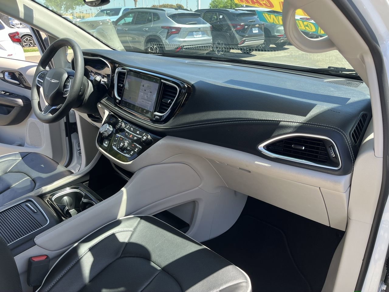 Used 2024 Chrysler Pacifica Limited FWD image 28