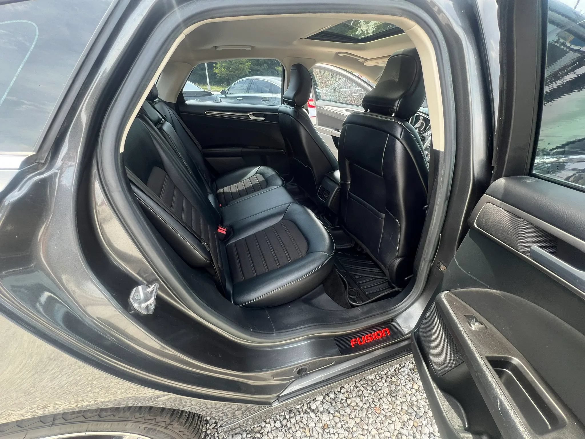 Used 2017 Ford Fusion SE w/ Equipment Group 601A FWD image 9