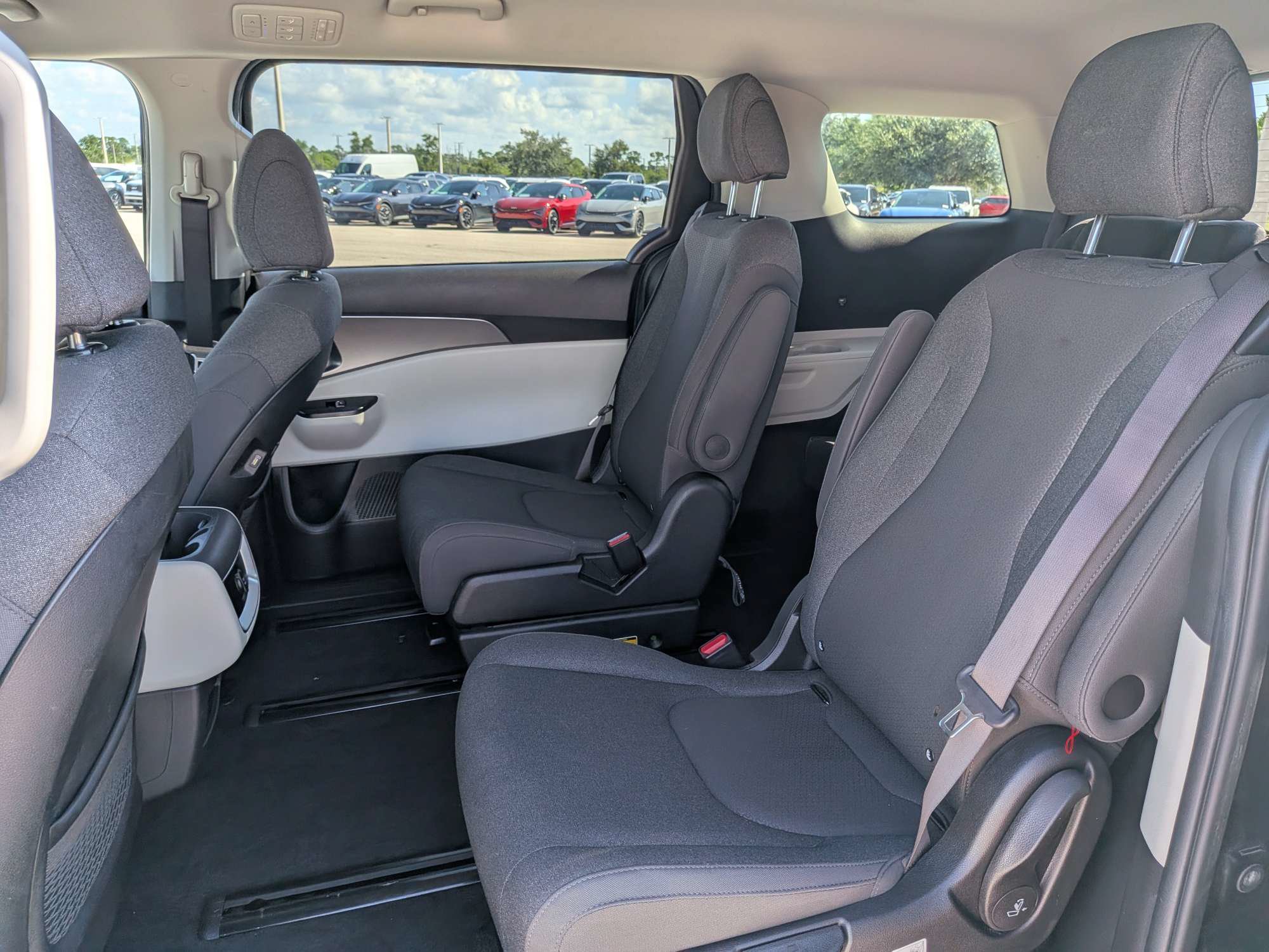 Used 2022 Kia Carnival LX FWD image 17