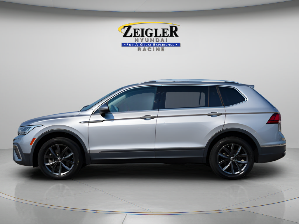 Used 2023 Volkswagen Tiguan SE w/ Panoramic Sunroof Package FWD image 4