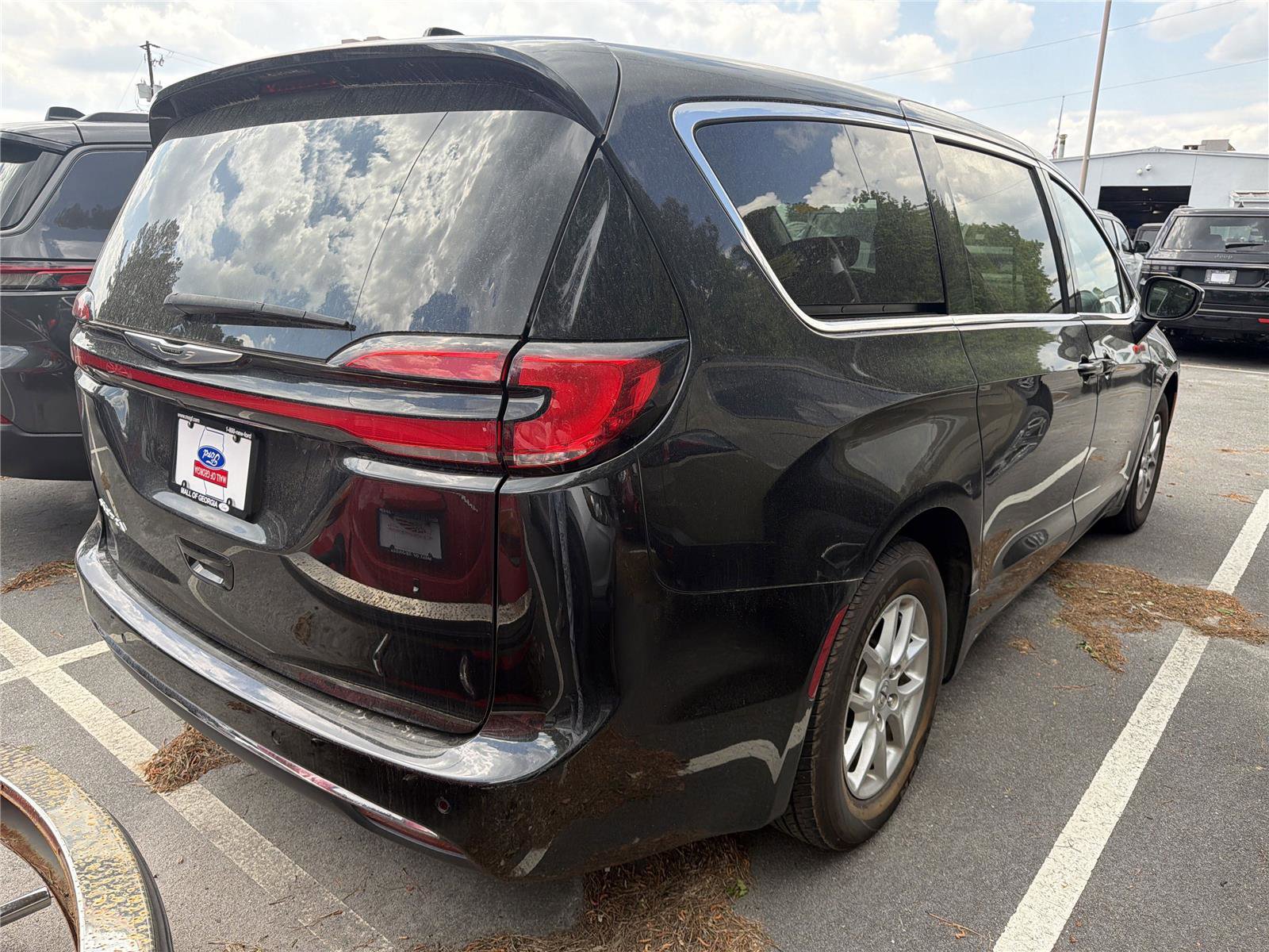 Used 2023 Chrysler Pacifica Touring-L FWD image 4