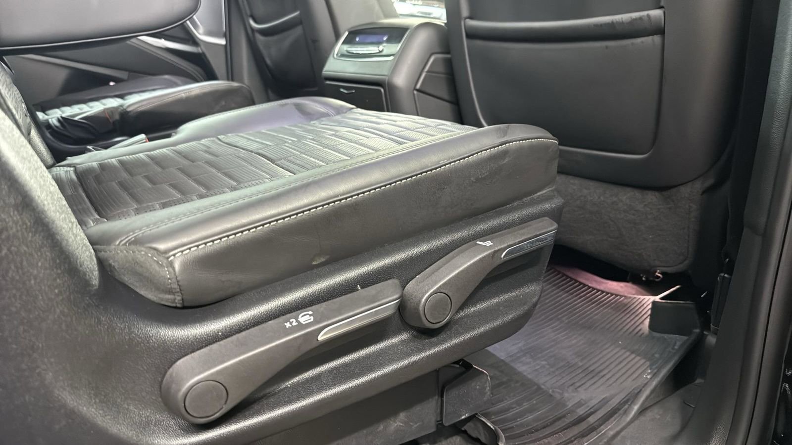 Used 2025 Cadillac Escalade Sport Platinum w/ LPO, ONYX Package image 27