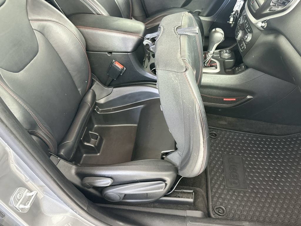Used 2015 Jeep Cherokee Trailhawk w/ Leather Interior Group AWD/4WD image 22