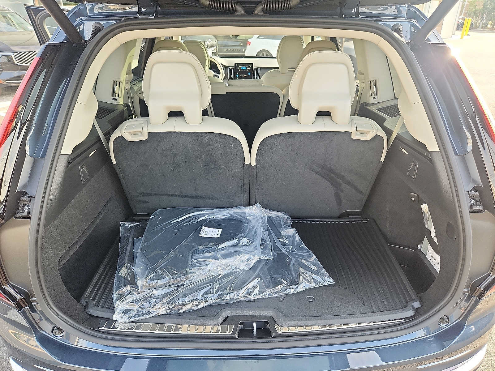 Used 2026 Volvo XC90 B6 Ultra w/ Protection Package AWD/4WD image 27