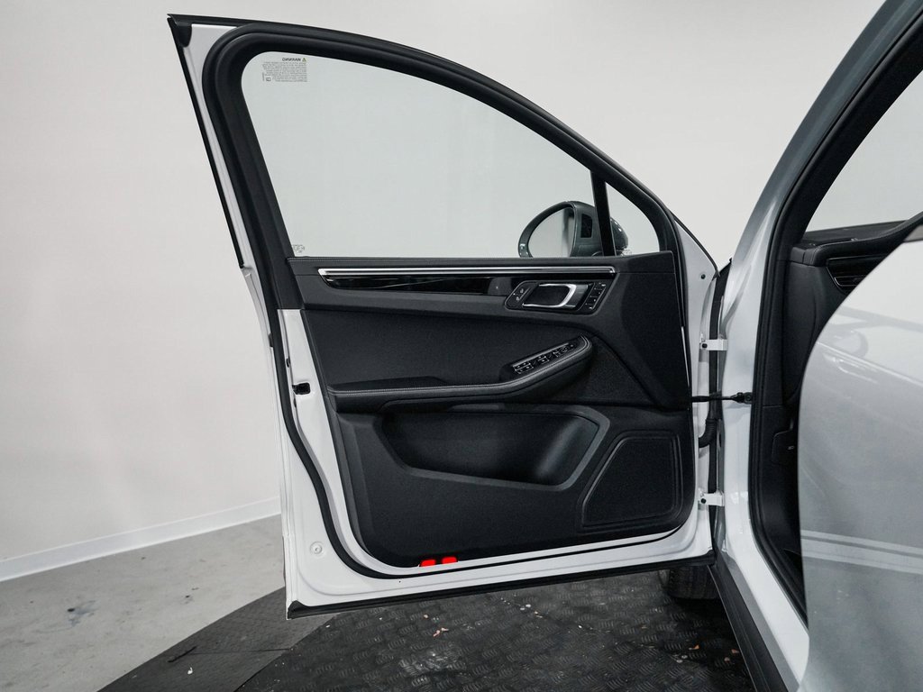 Used 2023 Porsche Macan image 10