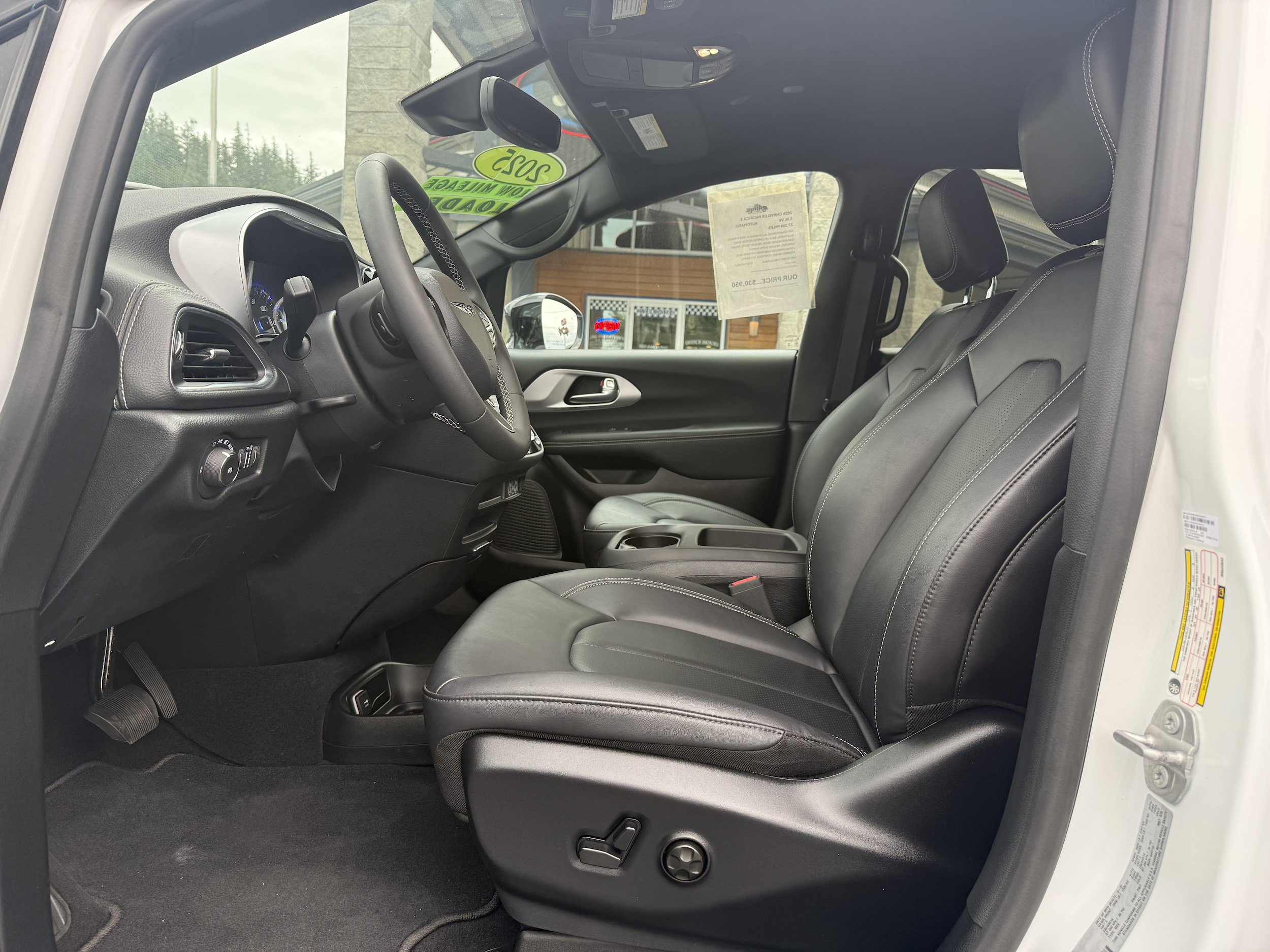 Used 2025 Chrysler Pacifica Select FWD image 12