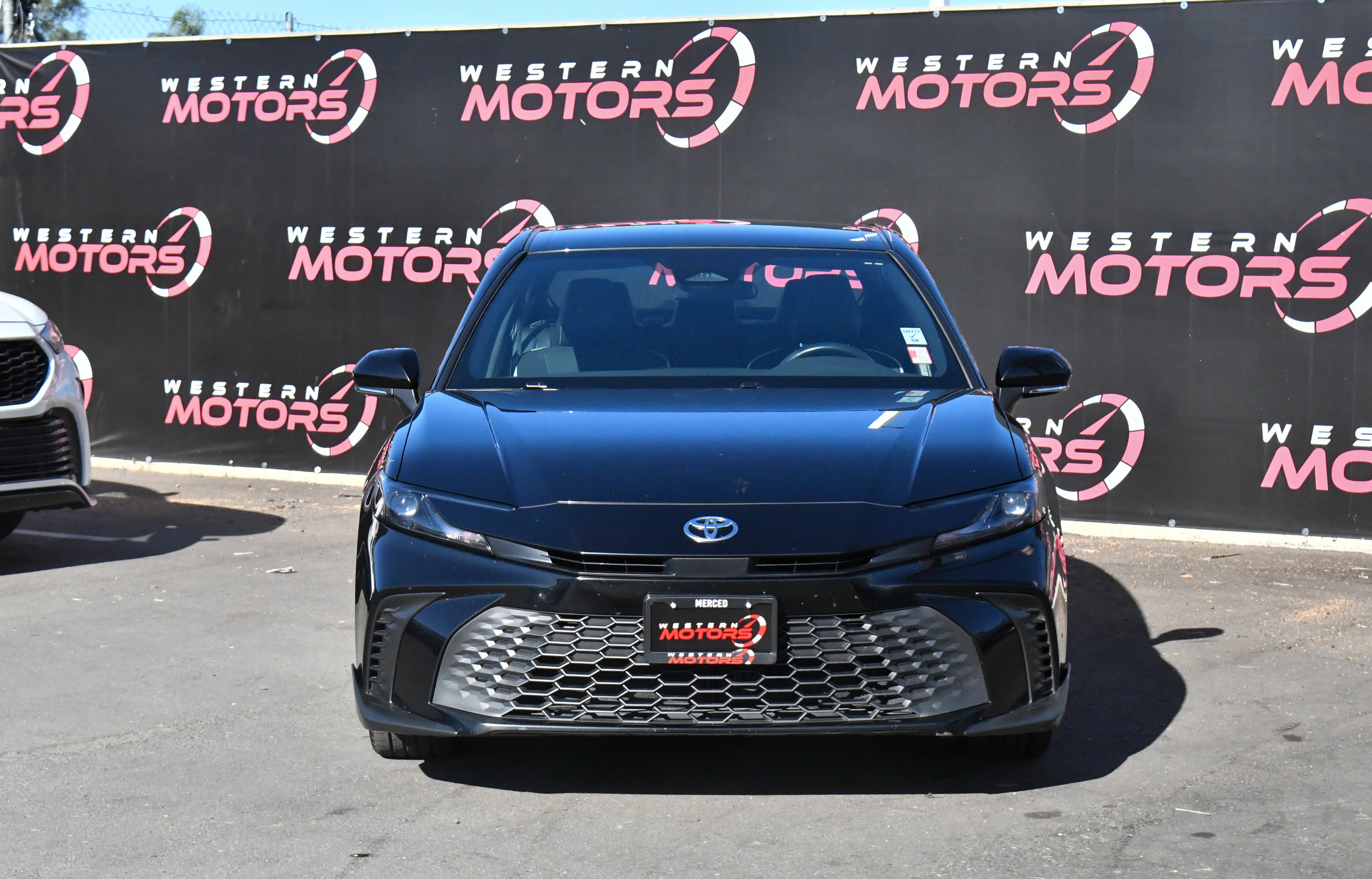 Used 2025 Toyota Camry SE FWD image 2
