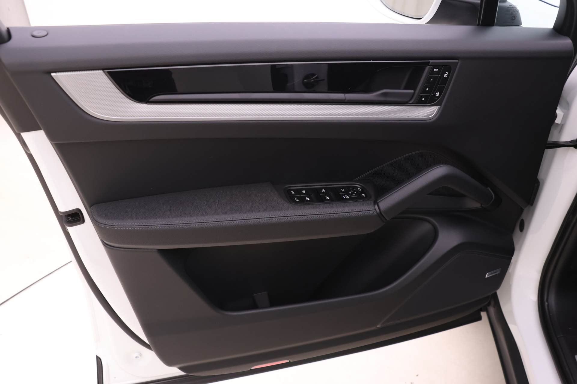 Used 2024 Porsche Cayenne Coupe image 20