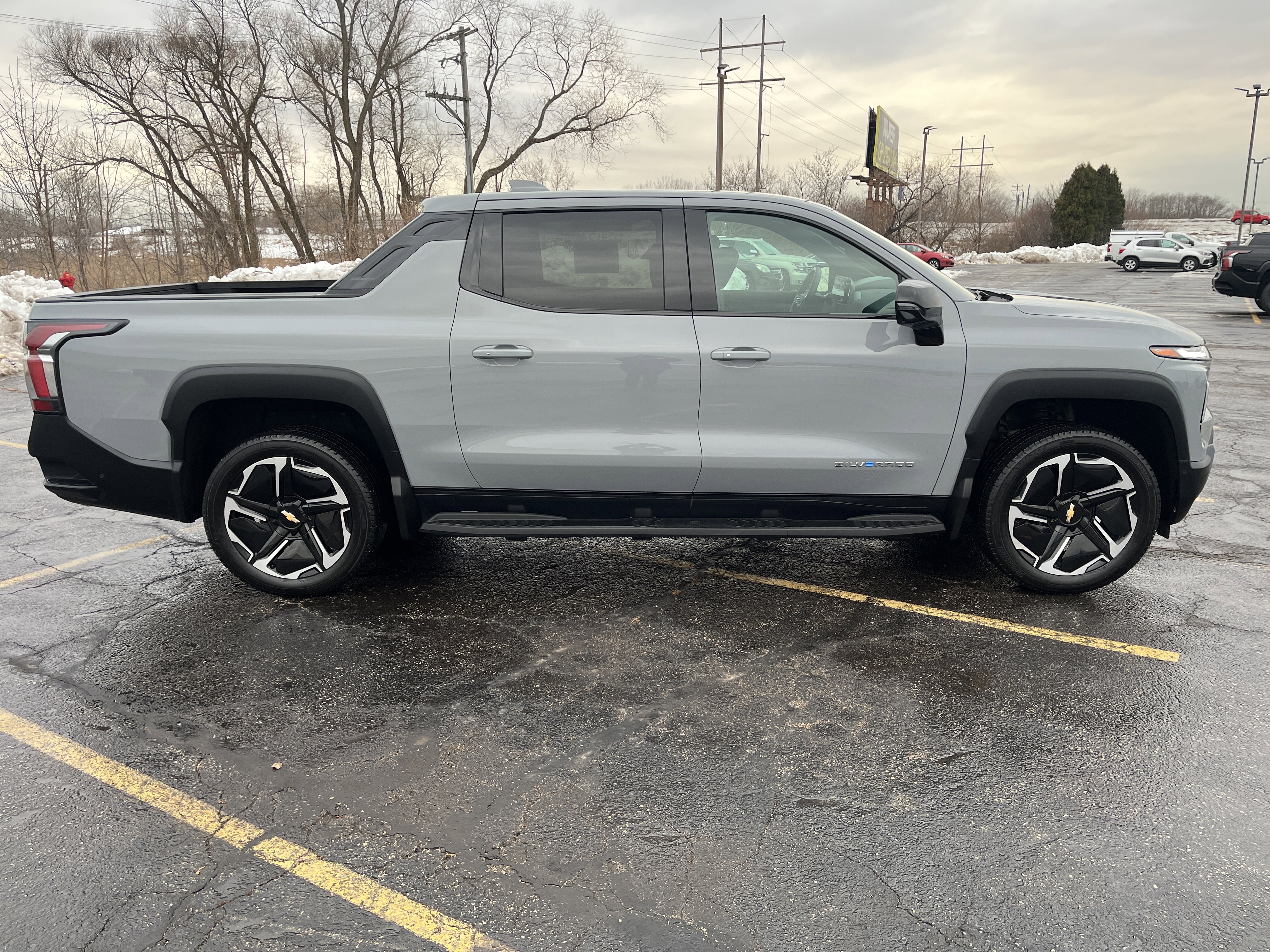 Used 2025 Chevrolet Silverado EV LT w/ LT Premium Package image 7