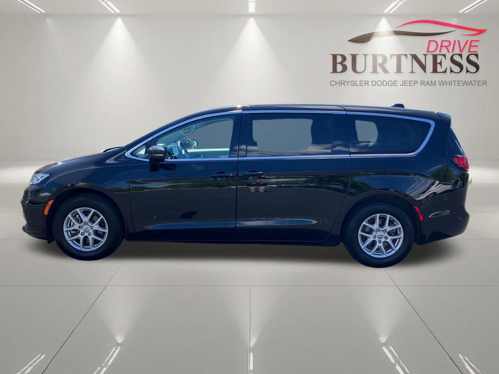 Used 2024 Chrysler Pacifica Touring-L FWD image 3