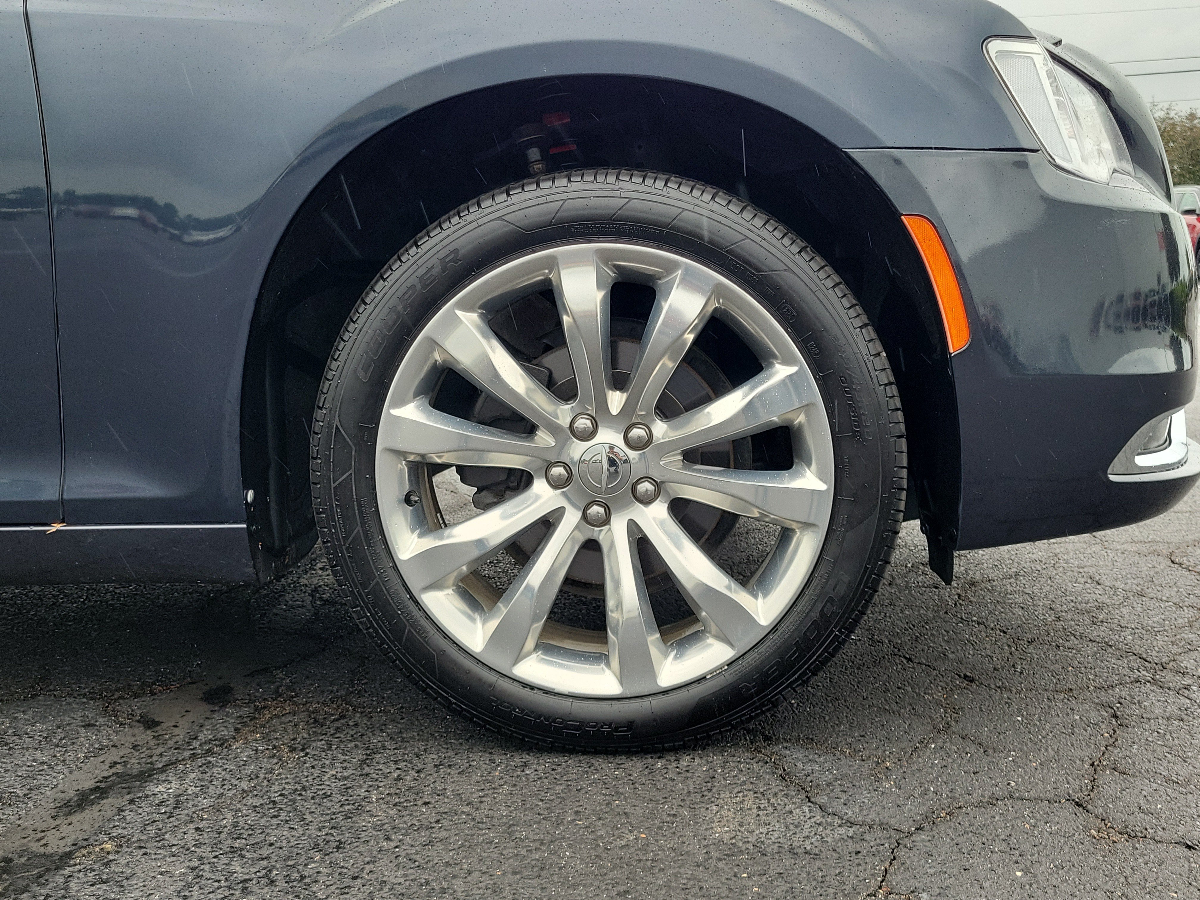 Used 2019 Chrysler 300 Limited RWD image 5
