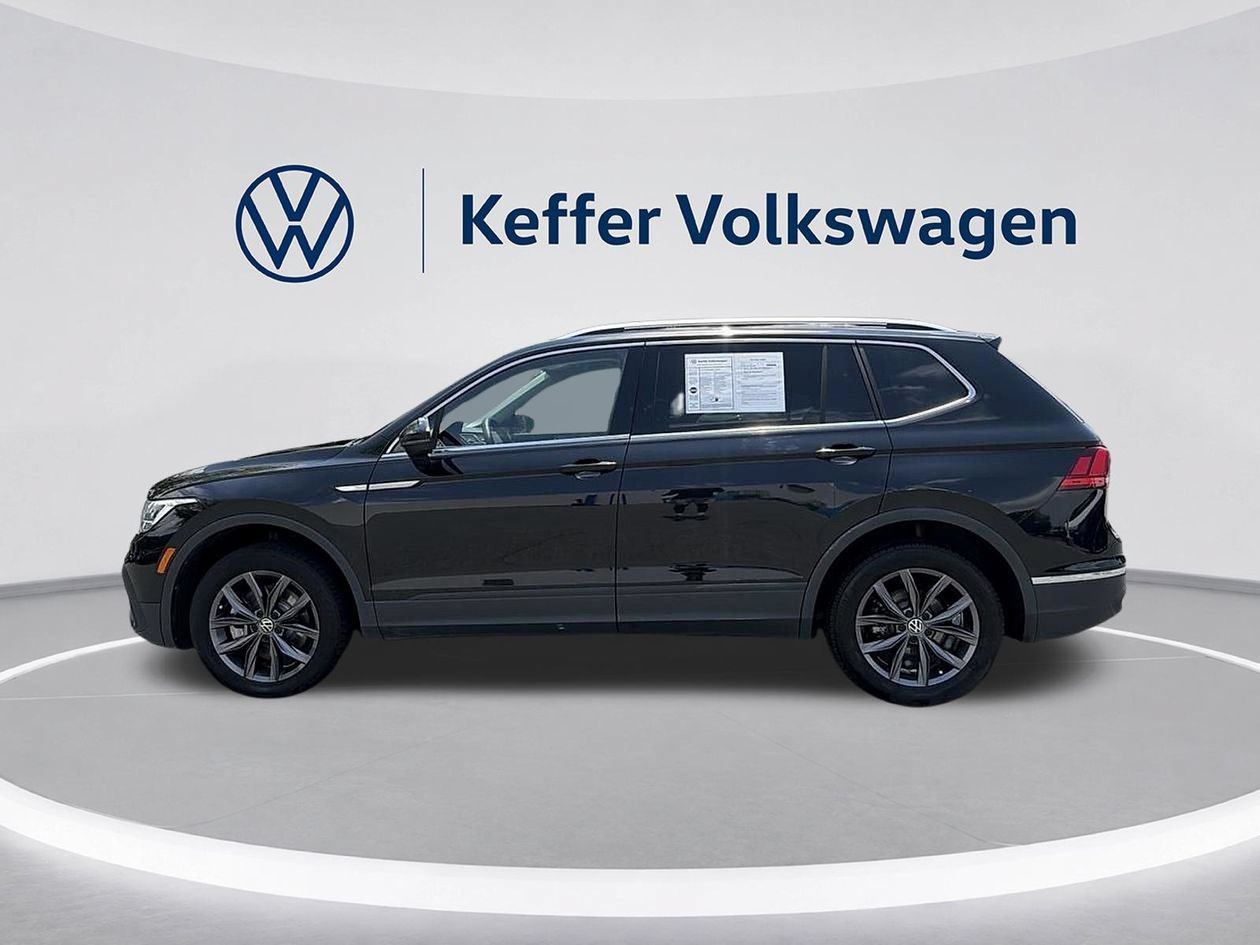 Used 2023 Volkswagen Tiguan SE w/ Panoramic Sunroof Package FWD image 2