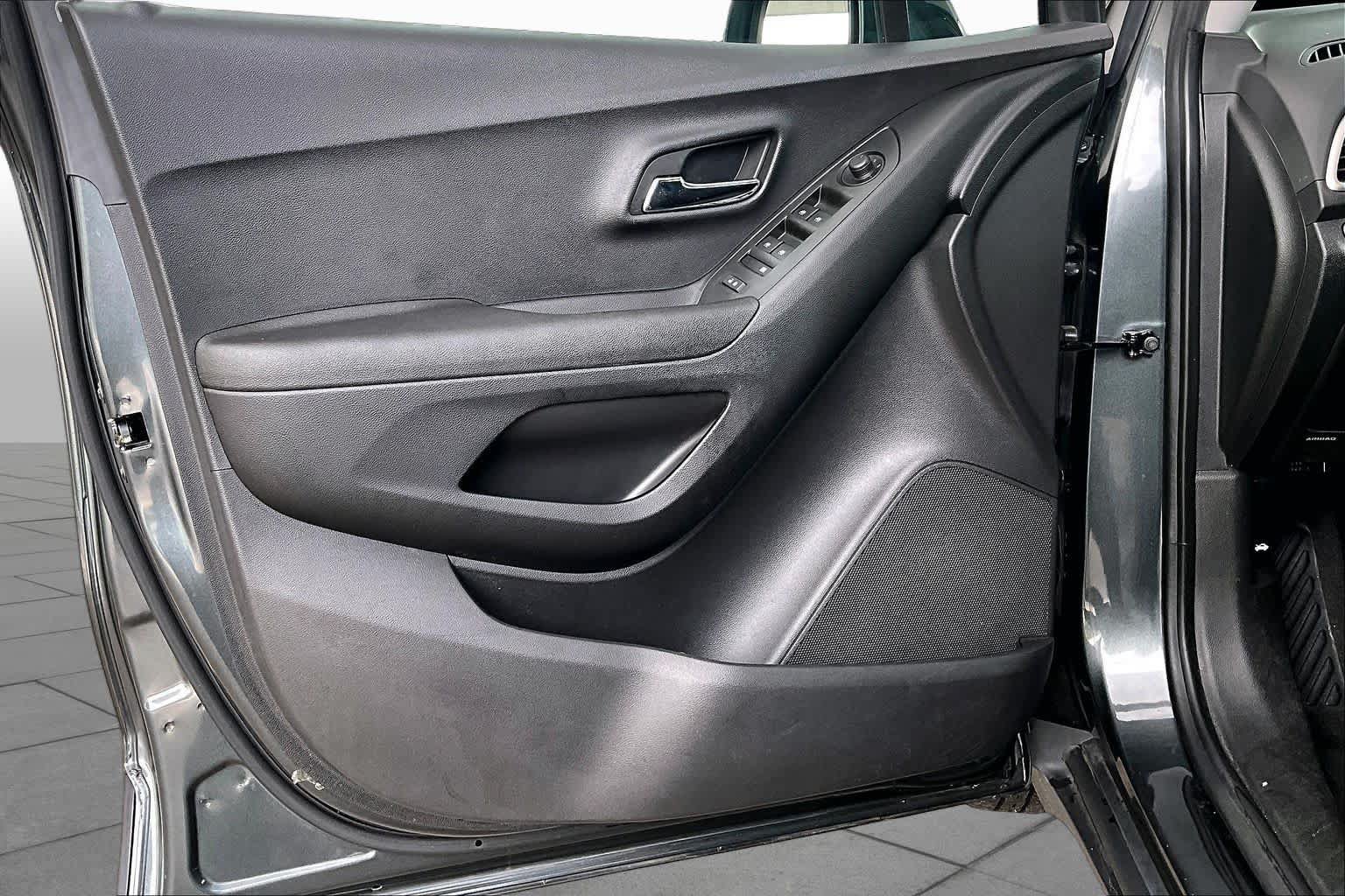 Used 2020 Chevrolet Trax LS FWD image 21