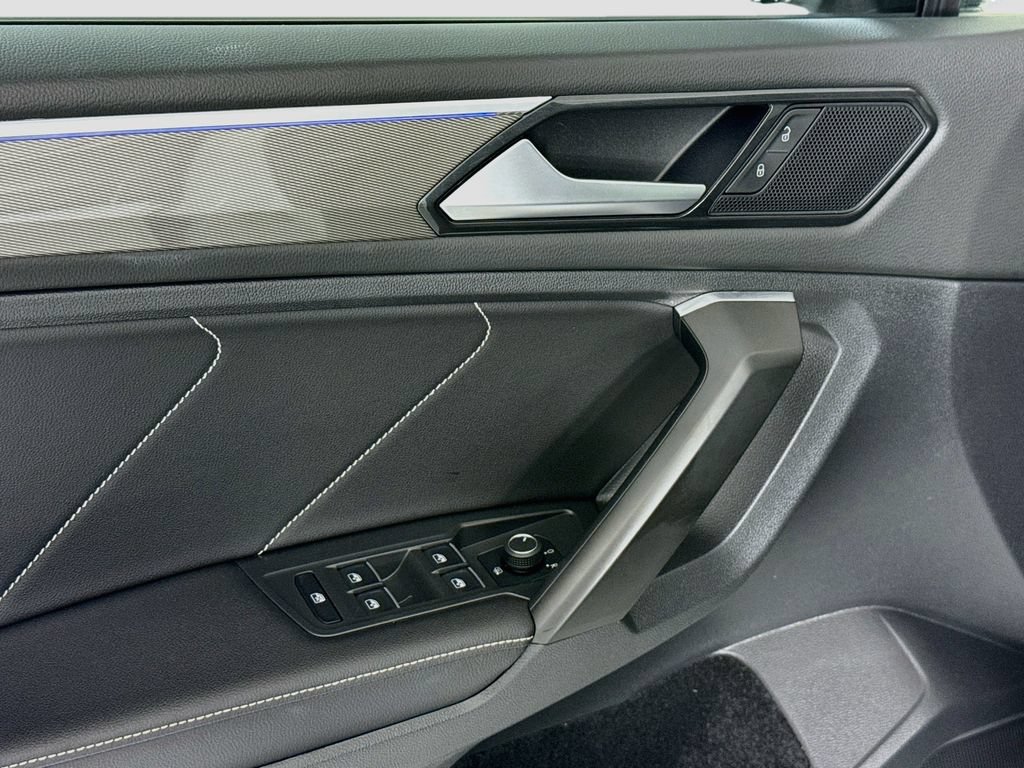 Used 2022 Volkswagen Tiguan SE R-Line FWD image 24