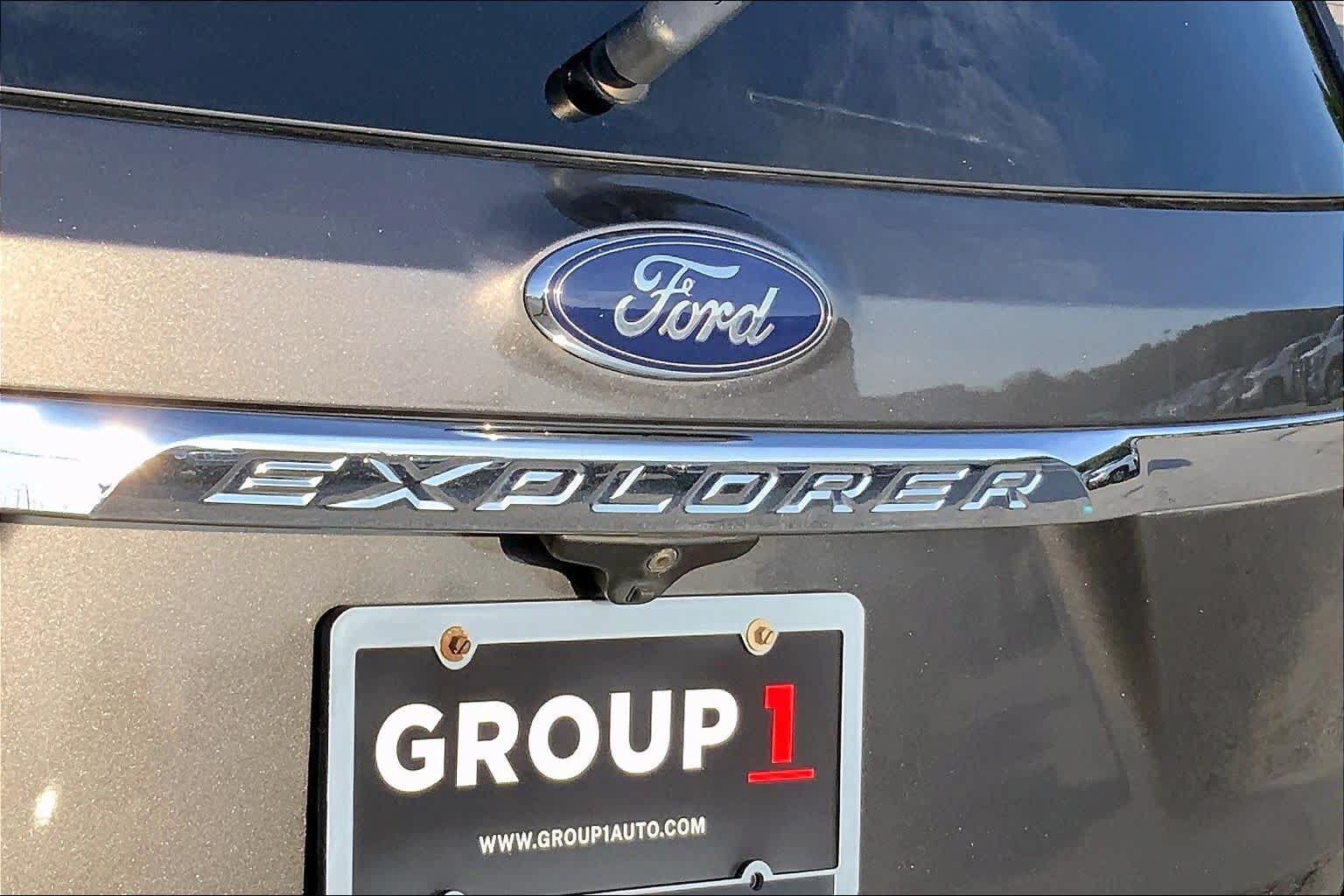Used 2017 Ford Explorer Limited w/ Equipment Group 301A FWD image 8