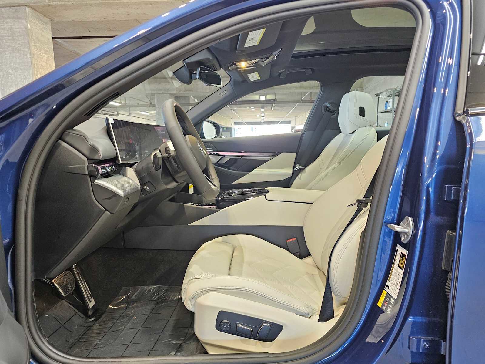 New 2026 BMW 550e xDrive w/ Premium Package image 23