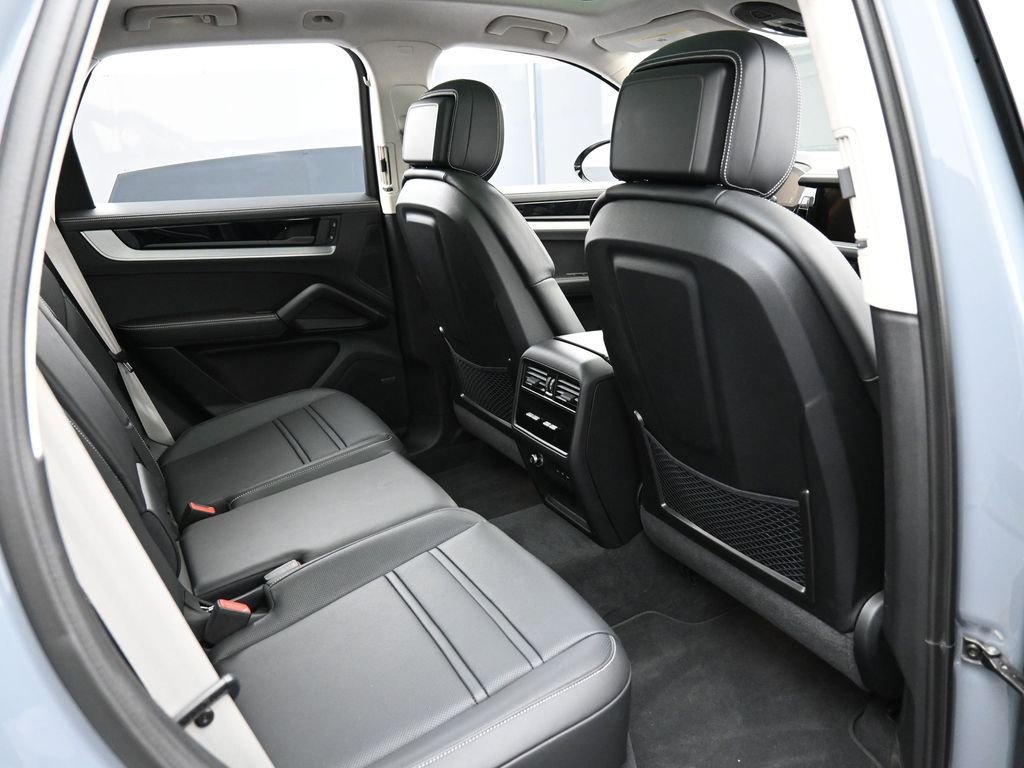 Certified 2025 Porsche Cayenne Turbo AWD/4WD image 28