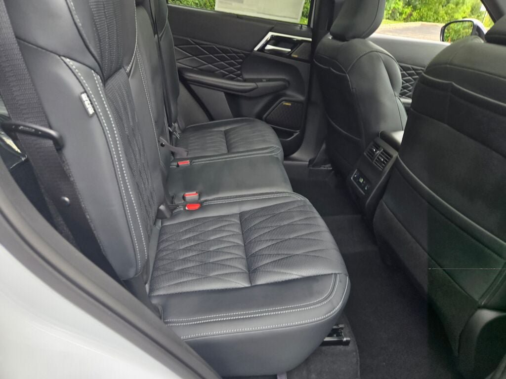 New 2026 Mitsubishi Outlander SEL Black Edition AWD/4WD image 8